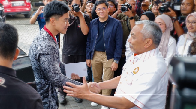 Ketua PSI Kaesang Pangarep (kiri) bersalaman dengan Presiden PKS Ahmad Syaikhu (kanan) saat kunjungan di Kantor DPP PKS, Jakarta, Senin (8/7/2024).  [Suara.com/Alfian Winanto]