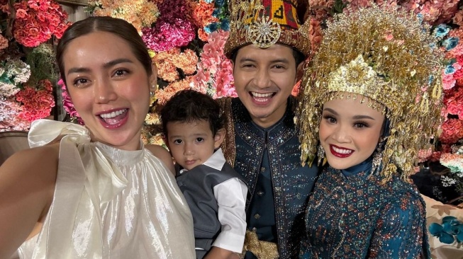 Hadir di Pernikahan Chand Kelvin dan Dea Sahirah, Gaun Jessica Iskandar yang Terlilit di Tangan Putranya Jadi Sorotan