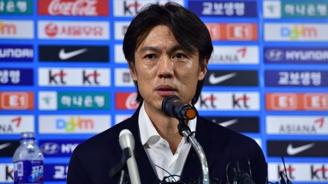 Hong Myung-bo saat masih jadi pelatih Timnas Korea Selatan pada 2014 silam. [AFP PHOTO / JUNG YEON-JE]