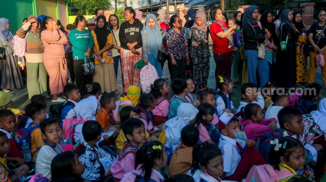 Potret Para Siswa saat Hari Pertama Masuk Sekolah di Jakarta