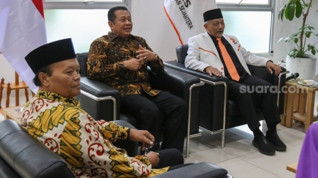 Ketua MPR Bambang Soesatyo (tengah) didampingi Wakil Ketua M Hidayat Nur Wahid (kiri) dan Presiden PKS Ahmad Syaikhu (kanan) saat kunjungan kebangsaan di Kantor DPP PKS, Jakarta, Senin (8/7/2024). [Suara.com/Alfian Winanto]