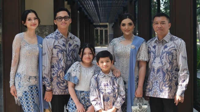 Ashanty dan keluarga di acara lamaran Thariq Halilintar dan Aaliyah Massaid. (Instagram/@azrielhermansyah)