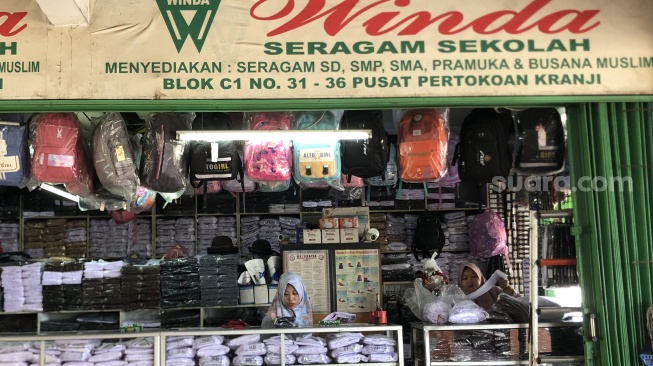 Omzet Anjlok 40%! Pedagang Seragam Sekolah di Bekasi Menjerit, Ada Apa?