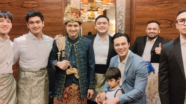 Busana anak Baim Wong di pesta nikah Chand Kelvin sukses curi perhatian publik (Instagram/@baimwong)