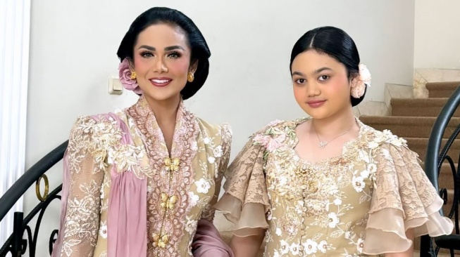 Kris Dayanti dan Amora Lemos di Tedak Siten Azura. (Instagram/krisdayantilemos)