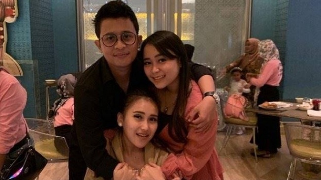 Ayu Ting Ting bersama adiknya, Syifa serta sang suami, Nanda Fachrizal [Instagram]