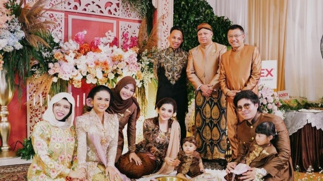 Keluarga Aurel Hermansyah dan Atta Halilintar di acara tedak siten Azura (Instagram)