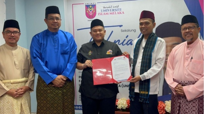 Ustadz Abdul Somad (UAS) diberi gelar Profesor Adjung oleh Universitas Islam Melaka Malaysia (ANTARA-HO/Tim UAS)