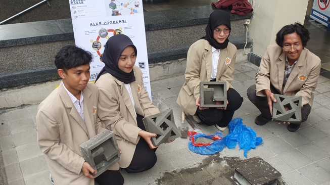 Mahasiswa UGM Sulap Sampah Plastik Jadi Batako Anti Gempa, Intip Cara Kerjanya