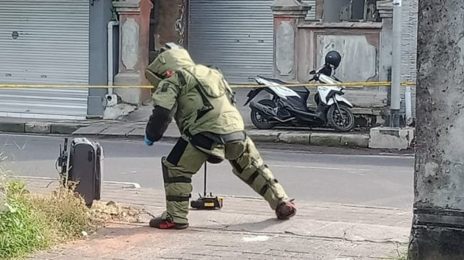 Misteri Koper Hitam Berisi Aluminium di Pinggir Jalan Pinangsia, Polisi Buru Pemilik