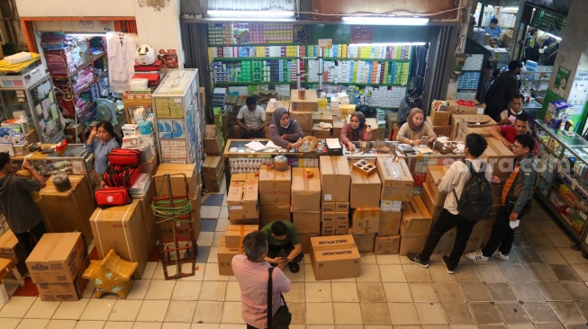 Warga membeli produk obat-obatan yang dijual di Pasar Pramuka, Jakarta, Selasa (9/7/2024). [Suara.com/Alfian Winanto]