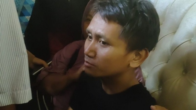 Pegi Setiawan (kanan baju hitam) saat berada di Cirebon, Jawa Barat, Selasa (9/7/2024). (ANTARA/Fathnur Rohman)