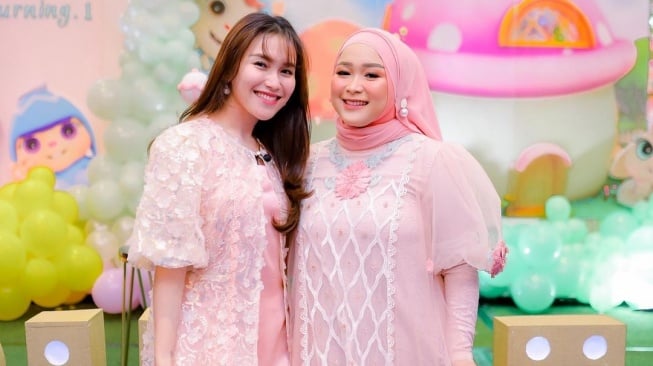 Ayu Ting Ting dan adiknya, Assyifa Nur'aini alias Syifa. (Instagram/@syifaasyifaaa)