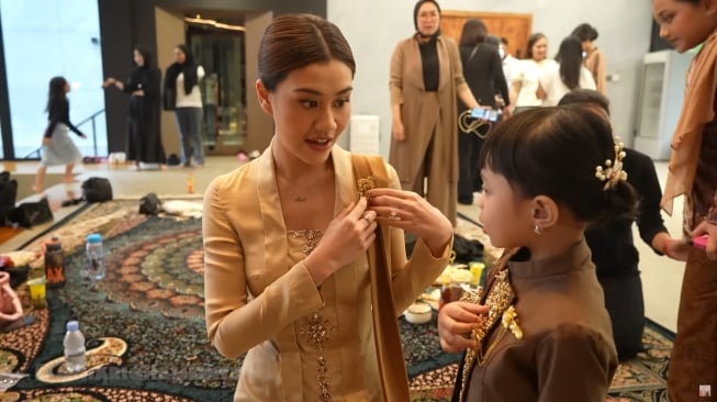 Aaliyah Massaid dan Ameena Hanna Nur Atta sedang persiapan menuju acara tedak siten Azura Humaira Nur Atta (YouTube/Thariq Halilintar)