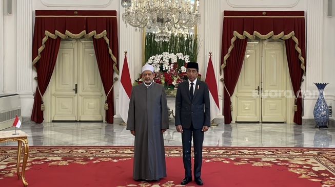 Presiden Joko Widodo atau Jokowi dan Grand Syekh Al Azhar, Imam Akbar Ahmed Al Tayeb di Istana Merdeka, Jakarta. (Suara.com/Novian)