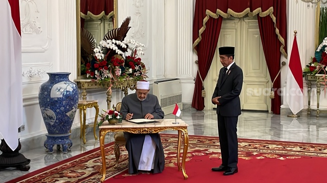 Momen Presiden Jokowi Berdiri Tiga Menit Lebih di Istana, Tunggu Grand Syekh Al Azhar Tulis Buku Tamu