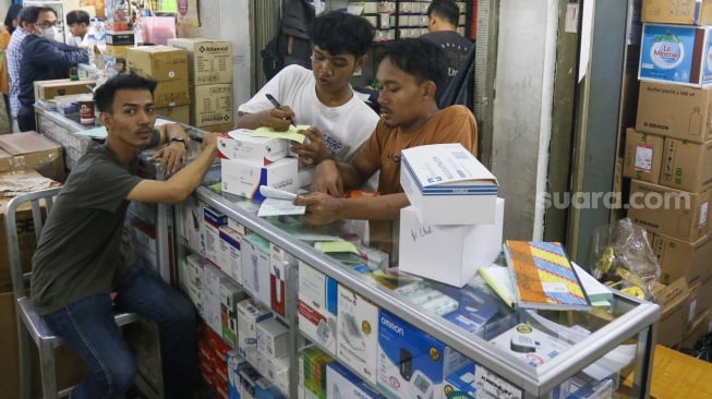 Warga membeli produk obat-obatan yang dijual di Pasar Pramuka, Jakarta, Selasa (9/7/2024). [Suara.com/Alfian Winanto]