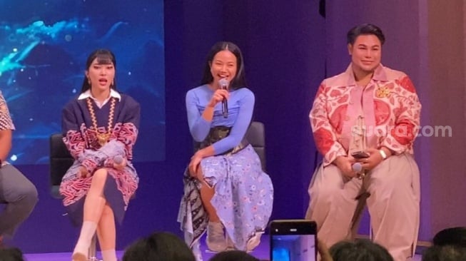 Yura Yunita, Isyana Sarasvati, dan Ivan Gunawan di konferensi pers Pagelaran Sabang Merauke 2024 di kawasan Kebayoran Baru, Jakarta Selatan, Selasa (9/7/2024). [Suara.com/Tiara Rosana]