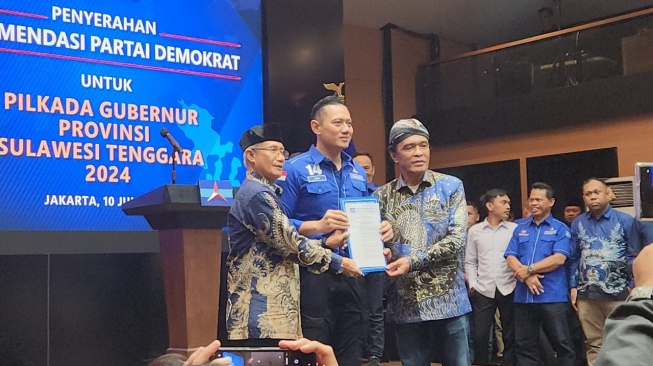 Ketum Partai Demokrat Agus Harimurti Yudhoyono memberikan rekomendasi kepada pasangan Muhammad Nasir dan Muhammad Wardan untuk maju dalam Pilkada Riau. [Suara.com/Fakhri]