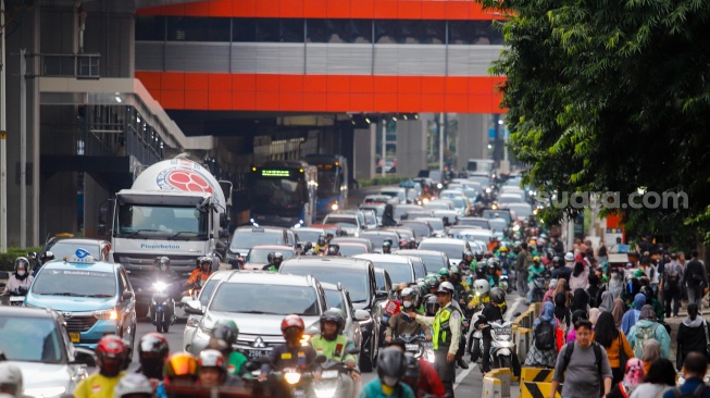 Sejumlah kendaraan terjebak kemacetan saat melintas di Jl Rasuna Said, Jakarta, Rabu (10/7/2024). [Suara.com/Alfian Winanto]