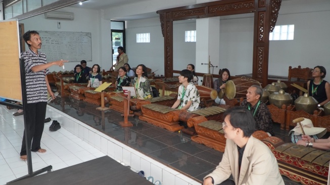 Tak Hanya Diskusi, Konferensi Internasional di UGM juga Ajak Peserta Belajar Gamelan