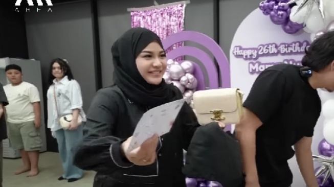 Aurel Hermanyah dapat kado tas mewah dari Aaliyah Massaid. (YouTube)