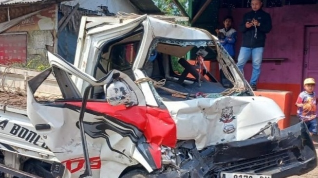 Penampakan Mobil Bak Terbuka Ringsek Usai Terlibat Kecelakaan Beruntun di Cianjur