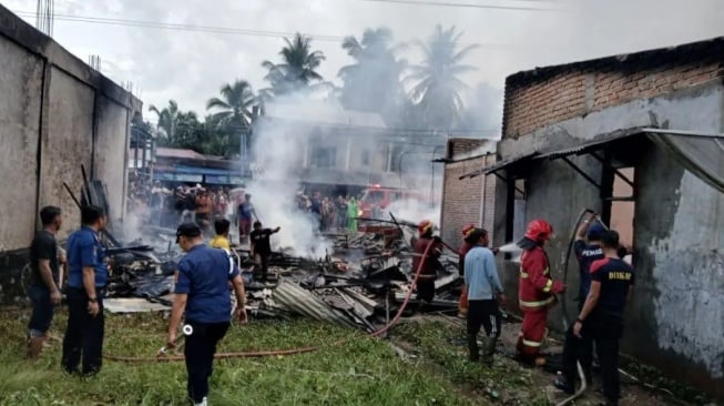 4 Warung Terbakar di Agam, Seorang Warga Terluka