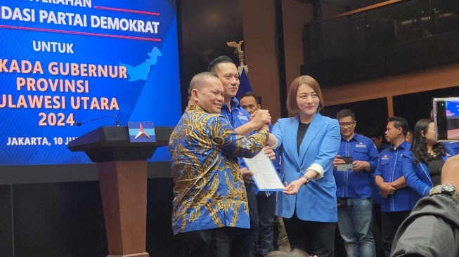 Ketum Partai Demokrat Agus Harimurti Yudhoyono memberikan rekomendasi kepada pasangan Anwar Hafidz dan Renny Lamadjido untuk maju dalam Pilkada Sulteng. [Suara.cm/Fakhri]