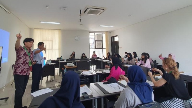 Workshop kaligrafi yang diselenggarakan di Fakultas Filsafat UGM, Rabu (10/7/2024). [Suarajogja.id/Hiskia Andika Weadcaksana]