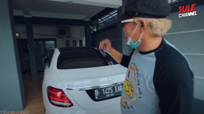 Mobil Mercedes-Benz E350 di garasi Ayu Ting Ting. (Youtube: Sule Productions)