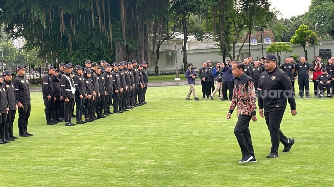 Presiden Joko Widodo atau Jokowi melepas kontingen Indonesia untuk Olimpiade XXXIII Paris Tahun 2024 di halaman Istana Merdeka Jakarta. (Suara.com/Novian)