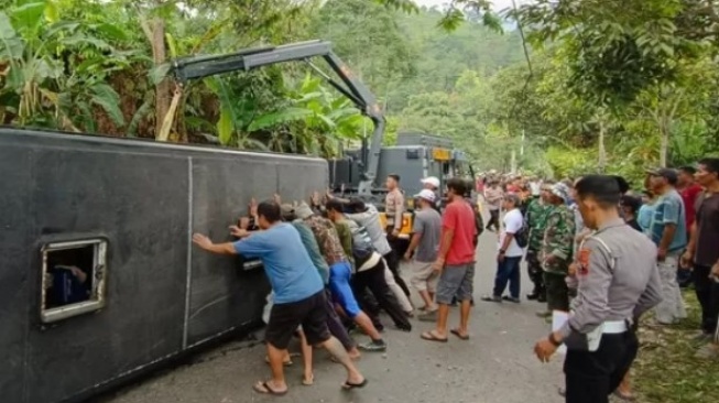 Kecelakaan Tunggal Bus Terguling di Ruas Karanganyar-Ngargoyoso, Ini Kronologinya