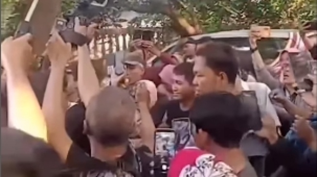 Momen Pegi Setiawan dikerumuni awak media saat tiba di kampung halaman di Cirebon. Kepulangan Pegi setelah menang gugatan praperadilan melawan Polda Jawa Barat. (tangkapan layar/Instagram)