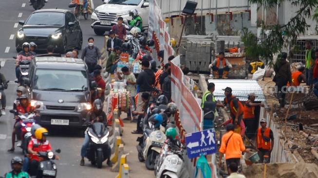 Sejumlah kendaraan terjebak kemacetan saat melintas di Jl Rasuna Said, Jakarta, Rabu (10/7/2024). [Suara.com/Alfian Winanto]