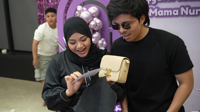 Aaliyah Massaid dan Thariq Haliilntar beri kado spesial untuk ulang tahun Aurel Hermansyah (YouTube)