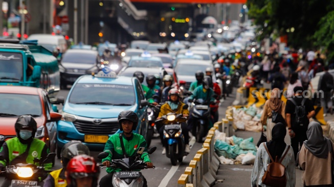 Sejumlah kendaraan terjebak kemacetan saat melintas di Jl Rasuna Said, Jakarta, Rabu (10/7/2024). [Suara.com/Alfian Winanto]