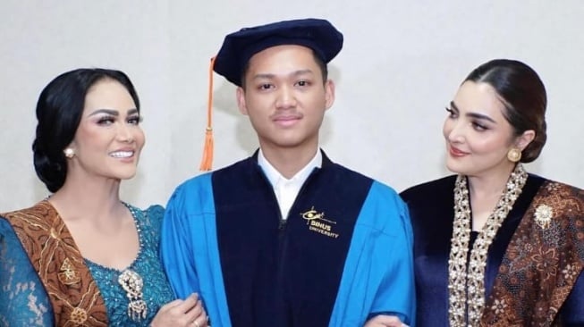 Beda dari Ashanty, Kris Dayanti Nangis Penuh Emosi di Wisuda Azriel Hermansyah