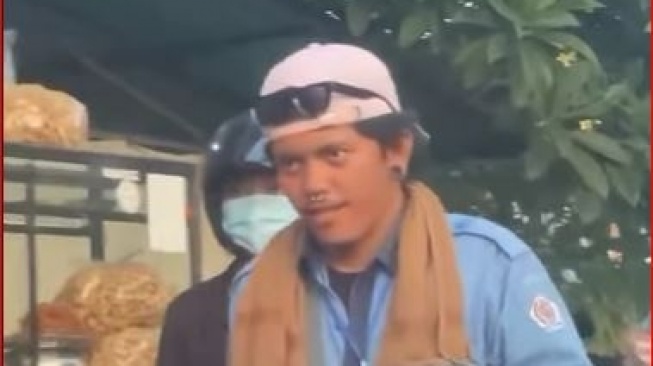 Viral, Tukang Parkir di Bali Ini Dibilang Mirip Bruno Mars dari Kejauhan