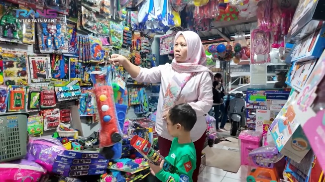 Potret anak kedua Raffi Ahmad dan Nagita Slavina, Rayyanza Malik Ahmad belanja mainan di pasar (YouTube/Rans Entertainment)