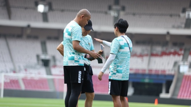 Asisten pelatih Timnas Indonesia, Nova Arianto (kiri) saat bersama pelatih Shin Tae-yong dan penerjemah Jeong Seok-seo. [Dok. Instagram/@novarianto30]