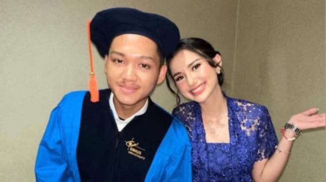 Azriel Hermansyah dan Sarah Menzel dalam momen wisuda kelulusan (Instagram/@azriel_hermansyah)