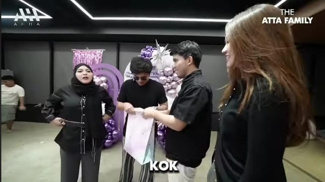 Hadiah ultah Aurel Hermansyah yang ke-26 dari Aaliyah Massaid (YouTube/AH)