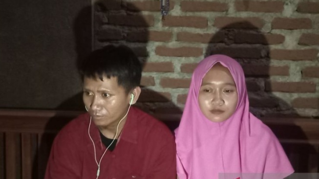 Pegi Setiawan (kiri kemeja merah) saat berada di Cirebon, Jawa Barat, usai bebas dari Rutan Polda Jabar. (ANTARA/Fathnur Rohman)