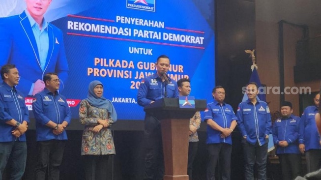 Partai Demokrat resmi usung Khofifah Indar Parawansa dan Emil Dardak untuk maju Pilkada Jawa Timur. (Suara.com/Fakhri)