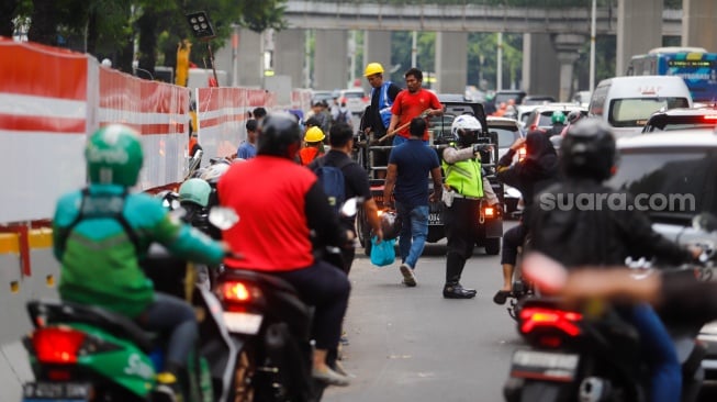 Sejumlah kendaraan terjebak kemacetan saat melintas di Jl Rasuna Said, Jakarta, Rabu (10/7/2024). [Suara.com/Alfian Winanto]