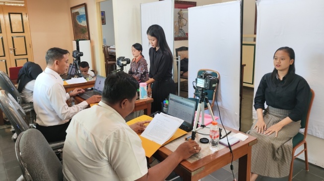 Layanan Jempol Karyo atau layanan pengurusan paspor jemput bola dilaksanakan di Komplek Kadipaten Pakualaman, Yogyakarta pada Rabu (10/7/2024). (SuaraJogja.id/HO-Kanwil Kemenkumham DIY)