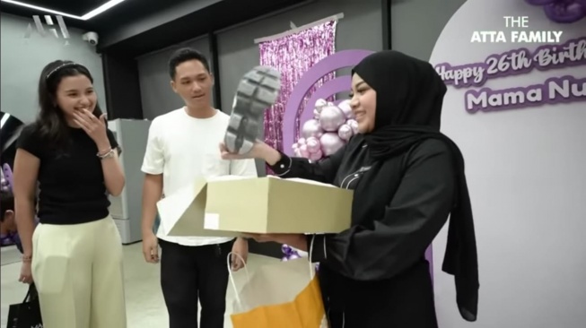 Hadiah ultah Aurel Hermansyah yang ke-26 dari Sarah Menzel (YouTube/AH)