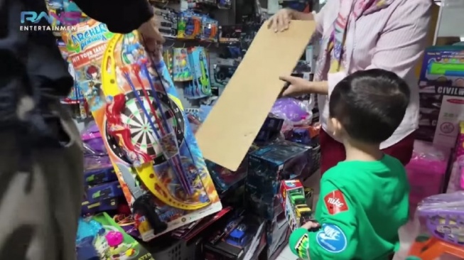 Rayyanza beli mainan di pasar. (YouTube/Rans Entertainment)