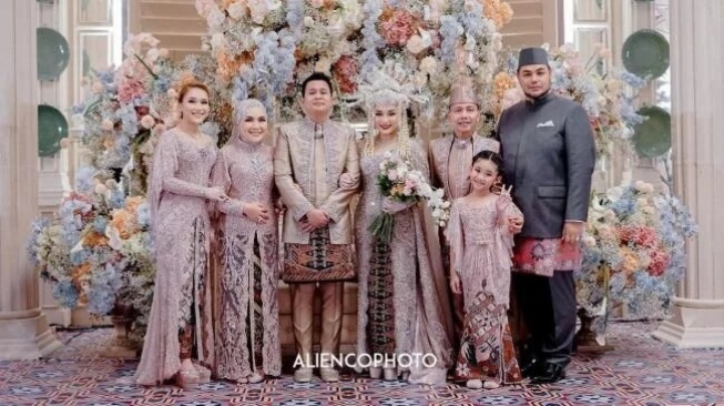 Pernikahan adik Ayu Ting Ting, Assyifa Nuraini (Instagram/Aliencophoto)